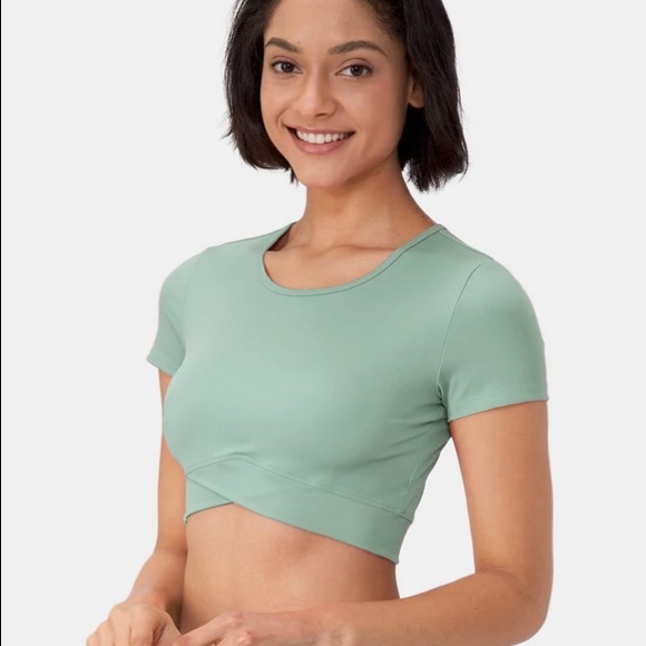 HALARA Tops - Halara Cloudful Cross Hem Cropped Sports Top